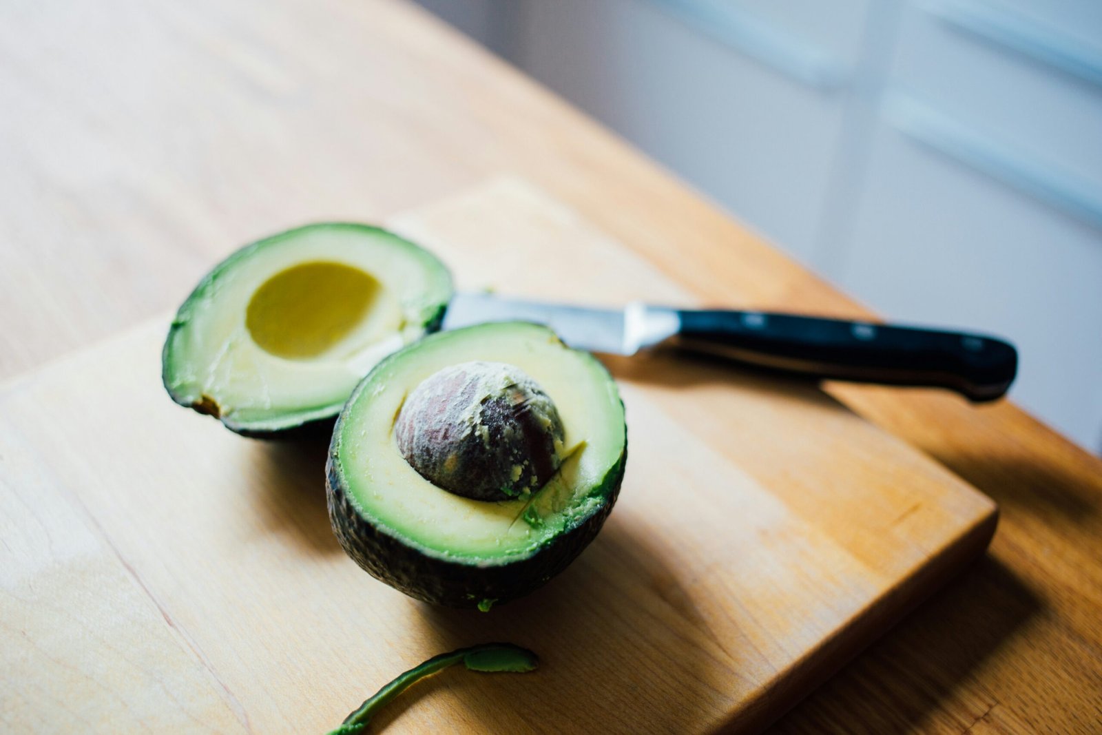 “10 Proven Health Benefits of Avocado Oil for Skin, Heart, and Weight